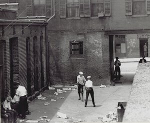 正体不明の中庭の路地の男性と少年のグループ 作： Unknown